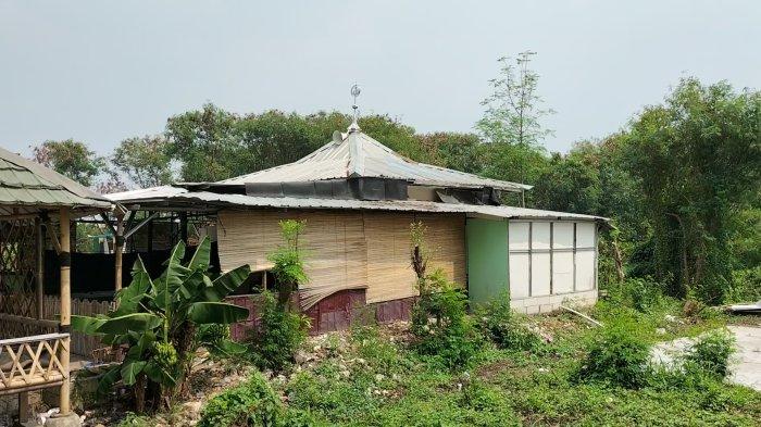 Kondisi memperihatinkan Musala Ar-Rahman di rawa-rawa area Rusun Rorotan, Cilincing, Jakarta Utara, Rabu (12/7/2023).