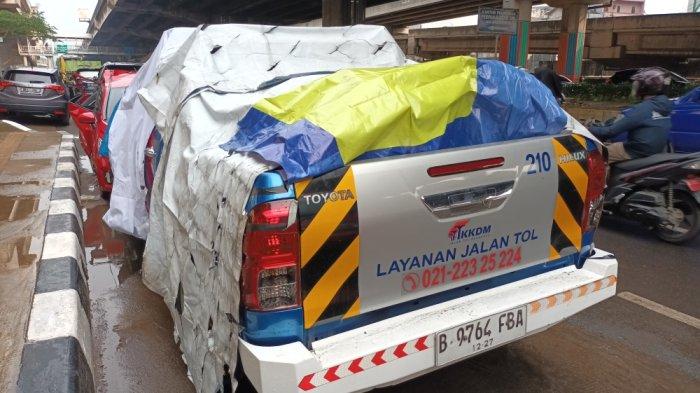 Kondisi mobil layanan jalan tol PT KKDM yang dibawa kabur JK hingga mengalami kecelakaan lalu lintas, Jatinegara, Jakarta Timur, Senin (24/7/2023).