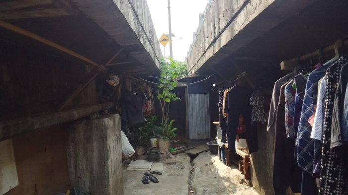 Kondisi permukiman di kolong Tol Angke 2, Jelambar Baru, Jakarta Barat, pada Selasa (20/6/2023). Warga sekitar mulai membatasi akses masuk ke lokasi permukimannya. (1)