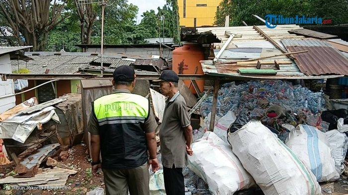 Kondisi permukiman warga di atas lahan TPU Kebon Nanas, Cipinang Besar Selatan, Jatinegara, Jakarta Timur, Senin (30/6/2025).