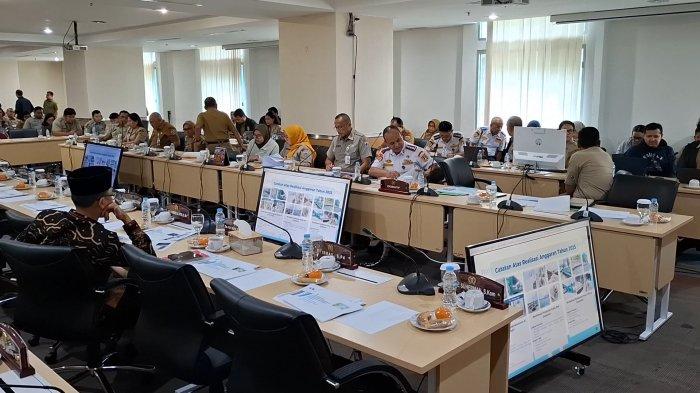 Komisi B saat menggelar rapat evaluasi serapan anggaran tahun 2025 bersama sejumlah OPD di ruang kerja Gedung Parlemen, Jalan Kebon Sirih, Jakarta Pusat, Senin (30/6/2025).