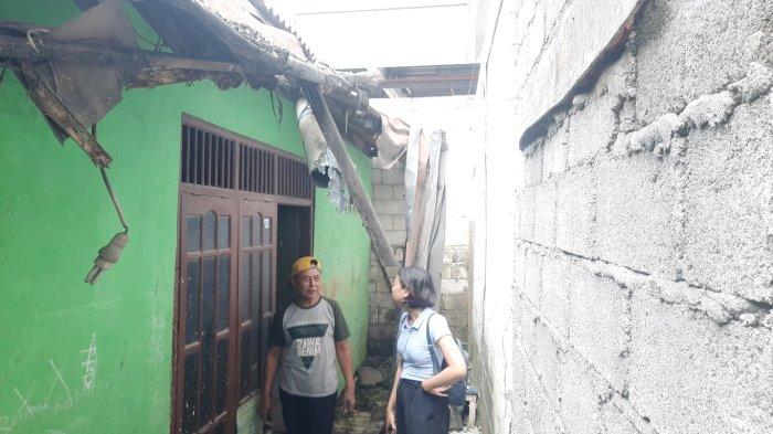 Kondisi rumah Ngadenin, akses jalan ditutup bangunan hotel di Jalan Raya Jatiwaringin, Pondok Gede, Kota Bekasi.