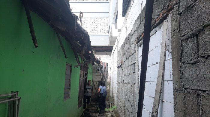 Kondisi rumah Ngadenin yang terkurung bangunan Hotel di Jatiwaringin, Kecamatan Pondok Gede, Kota Bekasi.