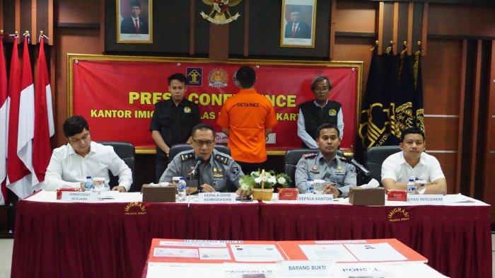 Konferensi pers penangkapan buronan China oleh Kantor Imigrasi Kelas I Non TPI Jakarta Pusat.
