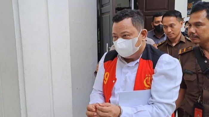 Kuat Maruf seusai menjalani sidang vonis di Pengadilan Negeri Jakarta Selatan, Selasa (14/2/2023). Kuat Maruf menegaskan dirinya tidak merasa membunuh Brigadir J.