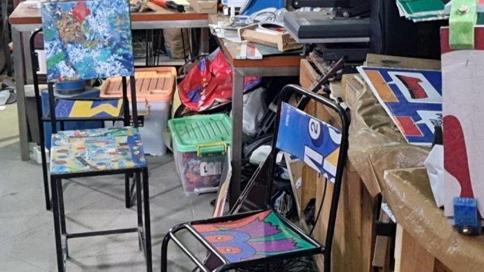 Kursi yang berasal dari bahan material sampah APK caleg buatan komunitas Stuffo dan Gud RND.