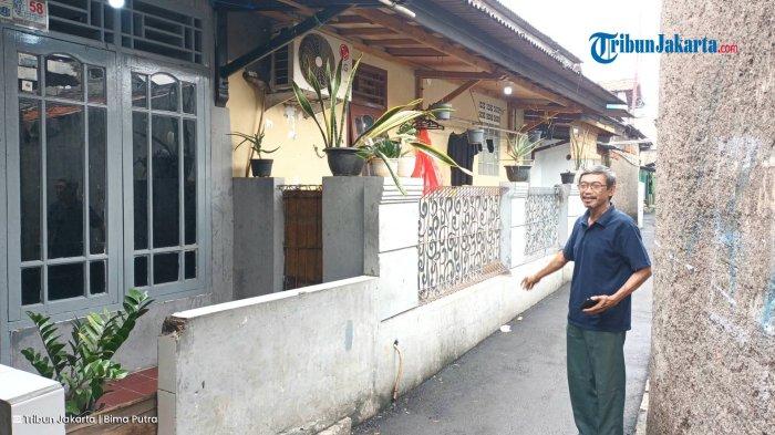 LOKASI PENYEKAPAN - Ketua RT 01/RW 01 Cijantung, Hadat Abdul Majid saat menunjukkan unit kontrakan tempat M. Adi Mahyanto (47) menyekap ETZ (13),Pasar Rebo, Jakarta Timur, Kamis (17/4/2025). TRIBUNJAKARTA.COM/BIMA PUTRA