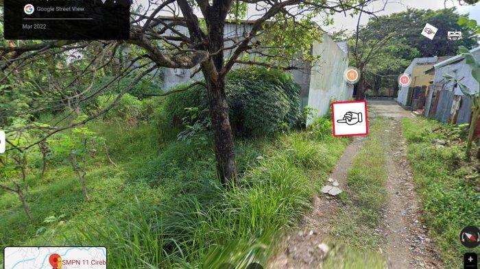 Lahan kosong di belakang showroom mobil di mana Pegi Cs kembali menganiaya Eky dan memperkosa Vina