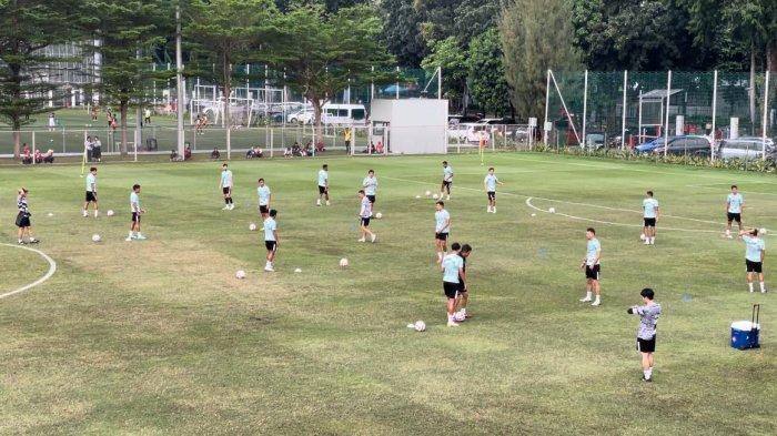 Latihan perdana Timnas Indonesia di Lapangan B Komplek GBK, Senayan, Jakarta, Selasa (28/5/2024),