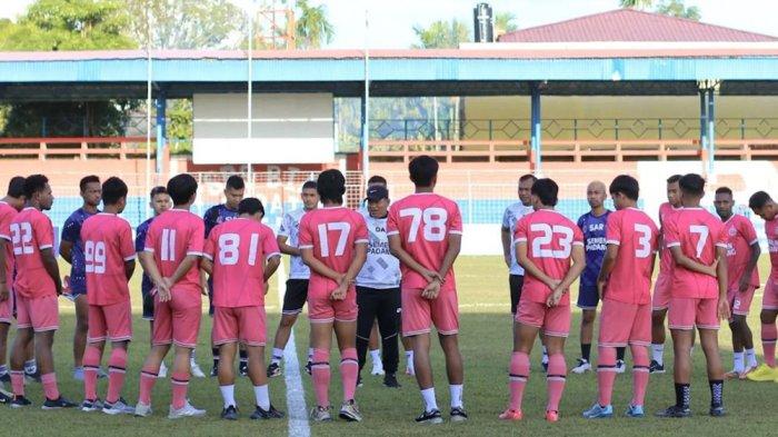 Latihan tim Semen Padang.