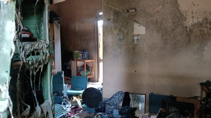Lemari meleleh karena terbakar api yang berasal dari ulah suami yang emosi suami berinisial US di Cakung, Jakarta Timur. Barang-barang pun terlihat berantakan, tembok kontrakan keluarga dengan dua anak itu menghitam karena api yang membara pada Rabu (28/6/2023) malam.