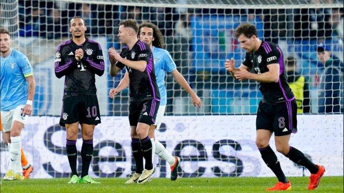 Pemain Bayern Munchen tertunduk lesu dikalahkan Lazio di Liga Champions.