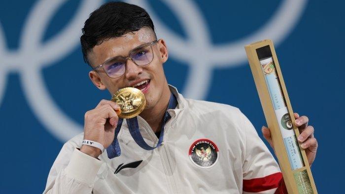 Lifter kebanggaan Indonesia, Rizki Juniansyah mempersembahkan medali emas kedua buat Tim Indonesia di Olimpiade Paris 2024.