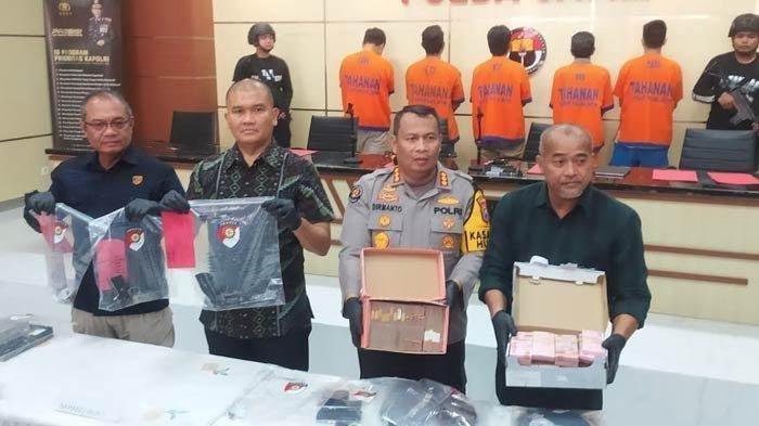 Lima orang tersangka penembakan relawan Prabowo-Gibran di kawasan Banyuates, Sampang, dikeler saat konferensi pers di Gedung Bidang Humas Mapolda Jatim, Kamis (11/1/2024).