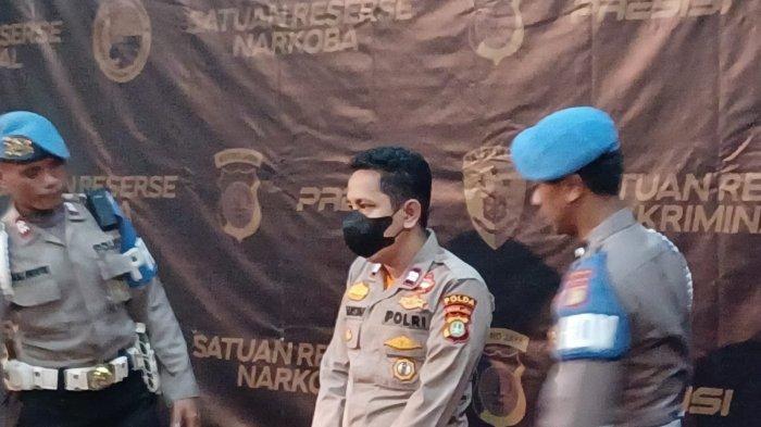 Lukman, tersangka penipuan bermodus menjadi anggota Polri saat dihadirkan dalam ungkap kasus di Mapolres Metro Jakarta Timur, Senin (20/5/2024). (1)