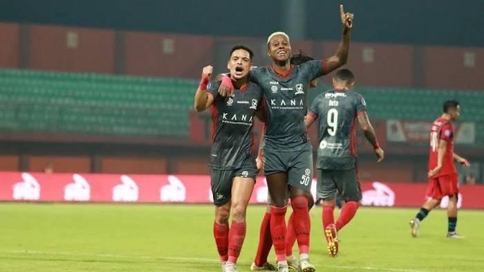 Pemain Madura United, Lulinha dan Hugo Gomes saat selebrasi seusai mencetak gol.