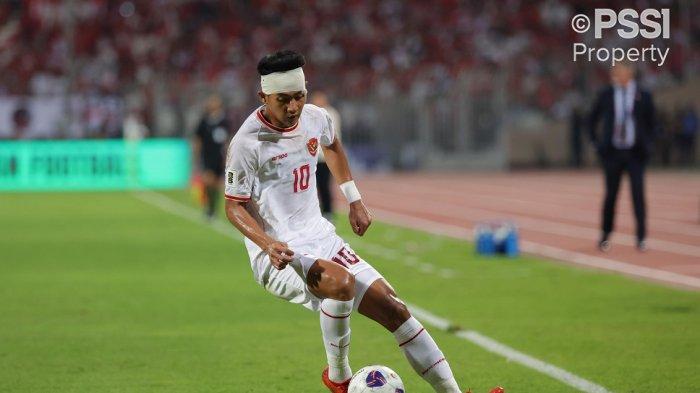 Aksi penyerang Timnas Indonesia, Malik Risaldi berusaha mengontrol bola.