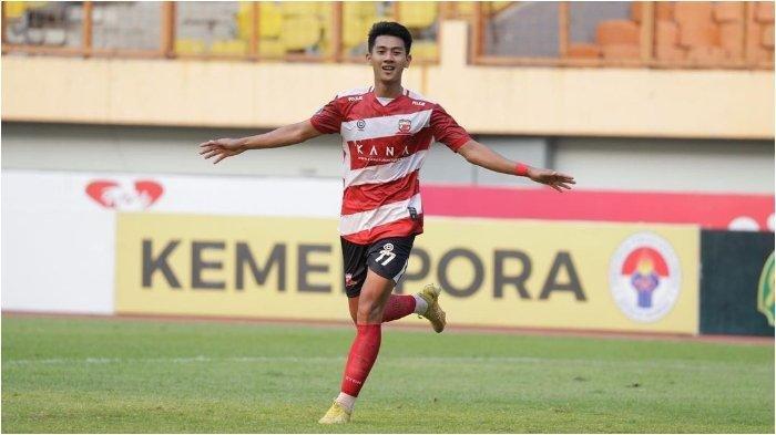 Pemain Madura United asal Surabaya, Malik Risaldi saat melakukan selebrasi setelah mencetak gol dalam pertandingan Liga 1 musim 2023/2024.