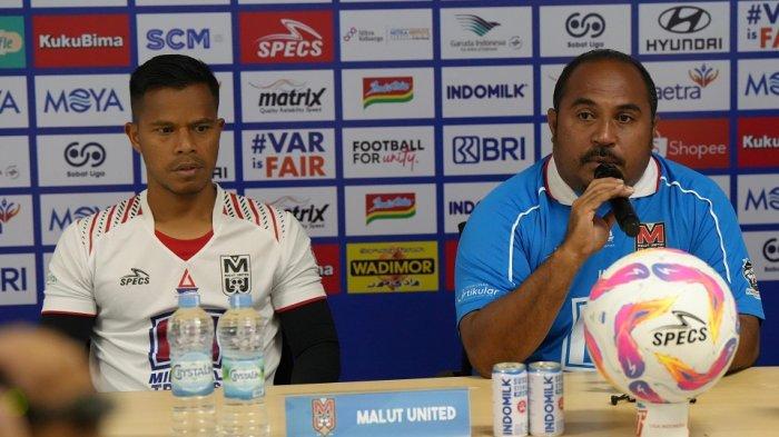 Gelandang Malut United FC, Manahati Lestusen (kiri) dan Pelatih Malut United, Imran Nahumarury (kanan), dalam konferensi pers