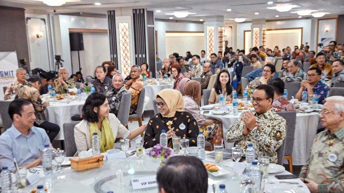 Mantan istri Komisaris PT Pertamina (Persero) Basuki Tjahja Purnama (Ahok), Veronica Tan, duduk satu meja dengan bakal calon presiden (capres) dari Koalisi Perubahan untuk Persatuan (KPP) Anies Baswedan dalam acara diskusi Silaturahmi Kebangsaan Komunitas Masyarakat Indonesia Tionghoa di Meruya, Jakarta Barat, Jumat (15/9/2023).