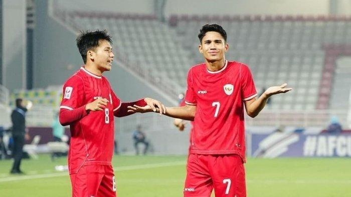 Pemain Timnas Indonesia U23 Marselino Ferdinan dan Witan Sulaeman