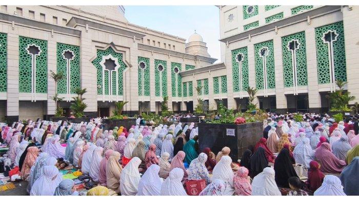 Masjid Raya Jakarta Islamic Centre, Koja, Jakarta Utara dipadati jemaah yang melaksanakan Salat Idulfitri 1 Syawal 1445 Hijriah, Rabu (10/4/2024).