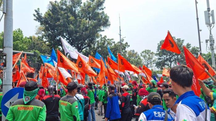 Massa buruh dari berbagai serikat menggelar aksi di depan patung kuda Arjuna Wiwaha, Jalan Medan Merdeka Barat, Jakarta Pusat, Senin (2/10/2023).