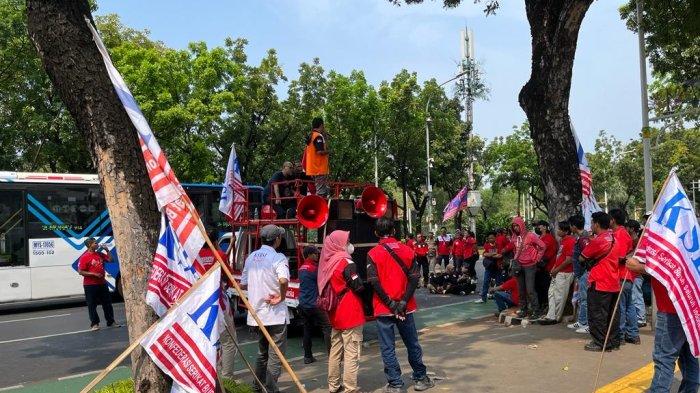 Massa buruh yang menggelar aksi demo di depan kantor Pj Gubernur DKI Heru Budi di Balai Kota Jakarta, Jalan Medan Merdeka Selatan, Gambir, Jakarta Pusat, Kamis (16/11/2023). (1)
