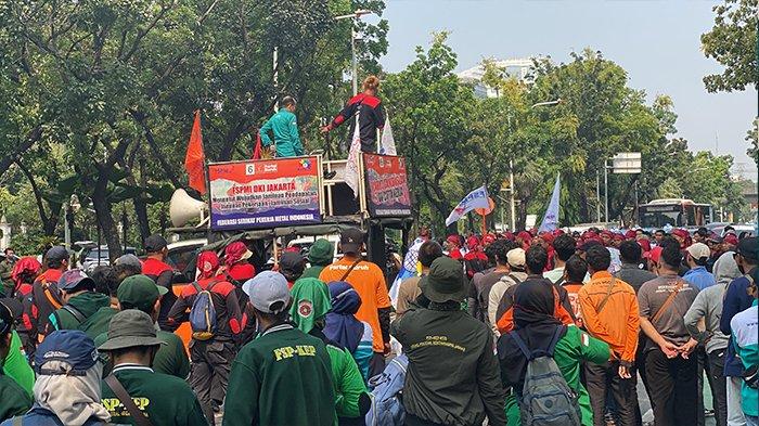 Massa buruh yang menggelar aksi demo di depan Balai Kota Jakarta, Gambir, Jakarta Pusat, Rabu (30/10/2024).