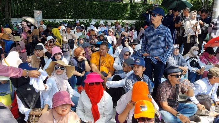 Massa kontra hasil Pemilu 2024 yang didominasi emak-emak memilih ngadem di trotoar saat mendengarkan jalannya sidang MK yang diputar dari pengeras suara mobil komando.