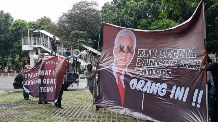 Massa yang mengatasnamakan Solidaritas Masyarakat Anti Korupsi menggelar aksi di depan Gedung Komisi Pemberantasan Korupsi (KPK), Jumat (8/3/2024). Mereka mendesak KPK segera memeriksa Ganjar Pranowo dalam kasus dugaan gratifikasi.