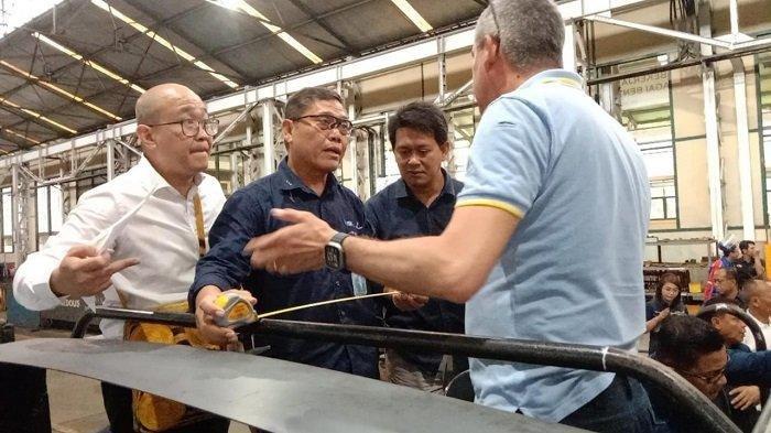 Proses penyiapan Maung MV3 buatan PT Pindad yang akan digunakan Pemimpin Tertinggi Gereja Katolik se-Dunia dan Kepala Negara Vatikan Paus Fransiskus untuk menyapa umat saat Misa Akbar di Gelora Bung Karno Senayan Jakarta pada Kamis (5/9/2024).