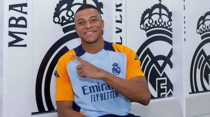 Senyum Kylian Mbappe saat diperkenalkan Real Madrid di Santiago Bernabeu pada Selasa (16/7/2024) malam WIB.