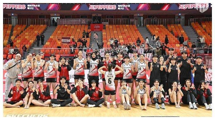 Megawati Hangestri Pertiwi bersama Red Sparks setelah memetik kemenangan atas AI Peppers dengan skor 3-1 di Gimnasium Pepper, Jumat (8/12/2023). Red Sparks kembali ke posisi 4 klasemen Liga Voli Korea Putri.