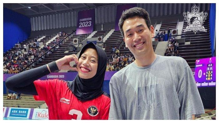 Megawati Hangestri (kiri) dan Ko Hee-jin (kanan) berfoto bareng saat berada di SEA Games 2023 Kamboja. Ko Hee-jin merupakan pelatih KGC yang merupakan tim voli Korea Selatan yang akan diperkuat Megawati Hangestri musim 2023/2024.
