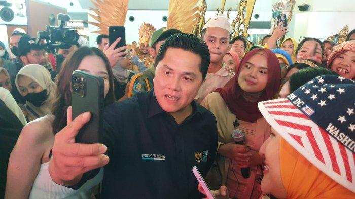 Menteri BUMB Erick Thohir ketika menyambangi Terminal 3 Bandara Soekarno-Hatta dalam rangka Parade Budaya & Pentas Seni Angklung menyambut HUT ke-78 Republik Indonesia, Rabu (16/8/2023).