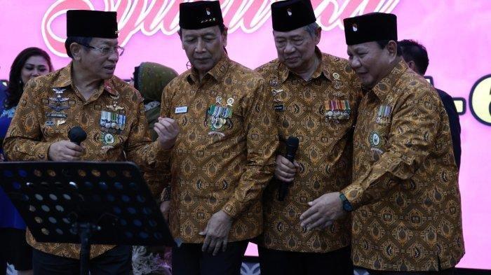 Menteri Pertahanan RI Prabowo Subianto, Susilo Bambang Yudhoyono (SBY), Wiranto dan Agum Gumelar menyanyi lagu Manis dan Sayang yang dipopulerkan Koes Plus di Peringatan Ulang Tahun ke 64 PEPABRI (Persatuan Purnawirawan dan Warakawuri TNI dan Polri) Tahun 2023 yang diselenggarakan di Wisma Elang Laut, Jakarta Pusat, Selasa (12/9).