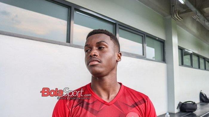 Pemain timnas U-20 Indonesia, Meshal Hamzah Basier Osman, sedang memberikan keterangan kepada awak media di Lapangan A, Senayan, Jakarta, Jumat (9/2/2024).