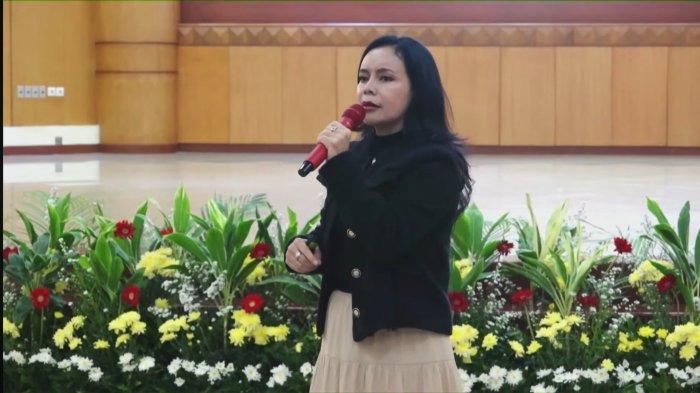 Meuthia Z Rizki yakni selaku pengusaha dan motivator saat menjadi pembicara dalam seminar akademik bertajuk “Akselerasi Transformasi Menuju Indonesia Emas 2045 dengan Mewujudkan Generasi Adaptif, Cerdas dan Berkarakter