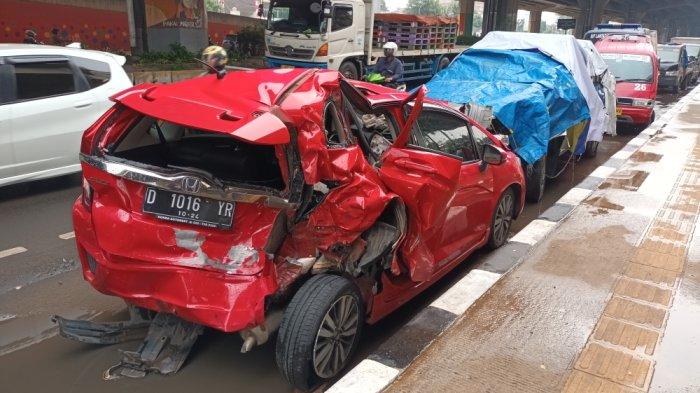 Mobil Honda Jazz berpelat D 1016 YR yang ditabrak mobil layanan jalan tol dikemudikan JK hingga ringsek, Jatinegara, Jakarta Timur, Senin (24/7/2023).