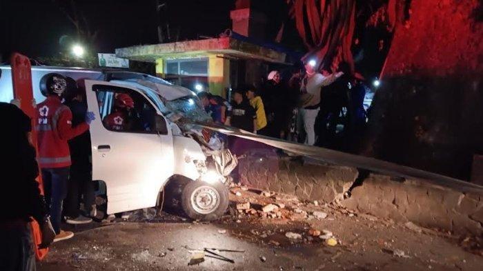 Mobil pikap Daihatsu Grand Max yang mengalami kecelakaan di depan GOR Ken Arok kota Malang, Rabu (5/7/2023) dini hari.