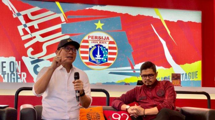 Direktur Persija, Mohamad Prapanca (kiri) dan Manajer Persija, Bambang Pamungkas (Kanan), dalam agenda 'Ngopi Bareng Persija' di Persija Official Store, Jakarta Selatan, Jumat (8/11/2024).