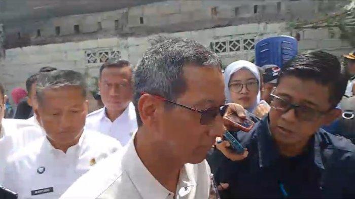 Momen saat Pj Gubernur DKI Heru Budi Hartono pergi meninggalkan awak media saat ditanya terkait pemberian sanksi untuk kcawapres Gibran Rakabuming Raka, Rabu (24/1/2024).