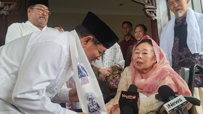 Momen Sinta Nuriyah mengalungkan kain cukin kepada Pramono Anung.