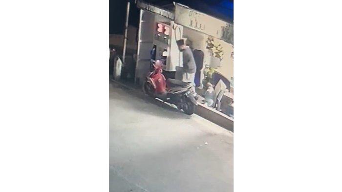 Momen pemuda berinisial FA (23) menggotong karung berisi jasad bos warung Madura sekaligus pamannya, AH (32), di Tangerang Selatan terekam CCTV.