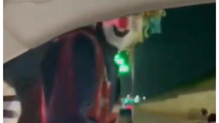 Momen pengamen badut memukul mobil seorang pengemudi di kawasan Exit Tol Sawangan.