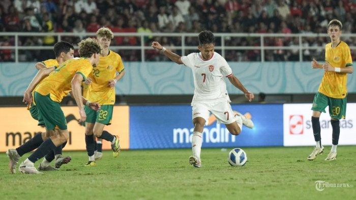 Pesepak bola Timnas Indonesia, Muhamad Zahaby Gholy menendang bola di antara p[emain Australia dalam pertandingan Timnas Indonesia vs Australia pada ajang ASEAN U16 (Piala AFF) Boys Championship 2024 di Stadion Manahan, Solo, Senin (1/7/2024) malam. Timnas Indonesia gagal melaju ke final setelah kalah dari Australia dengan skor akhir 3-5.