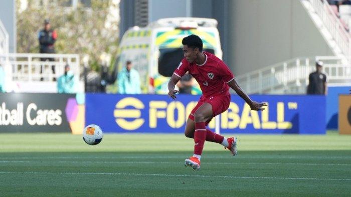 Bek tengah Timnas Indonesia U-23, Muhammad Ferarri mengontrol bola di Piala Asia U-23 2024.
