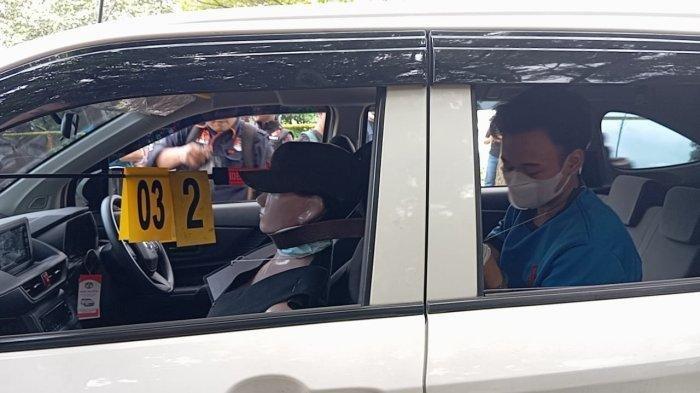 Muhammad Reza Swastika saat Peragakan Mencekik Leher Korban dari Dalam Mobil di Jalan Pelangi Boulevard Bukit Pelangi Kecamatan Babakan Madang, Kabupaten Bogor, Kamis (7/3/2024).