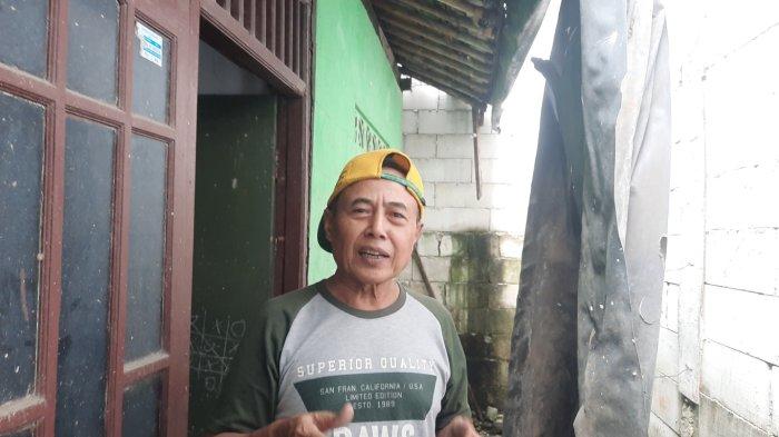 Ngadenin (63) pemilik rumah di Bekasi yang terkurung bangunan hotel di Jatiwaringin, Pondok Gede, Kota Bekasi.